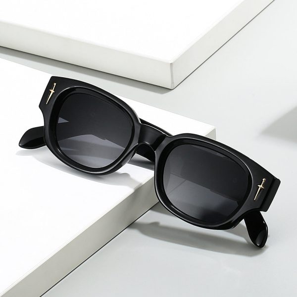 New box sunglasses, European and American personality elements sword and eagle metal fashion sunglasses for men For Sale - Image 2